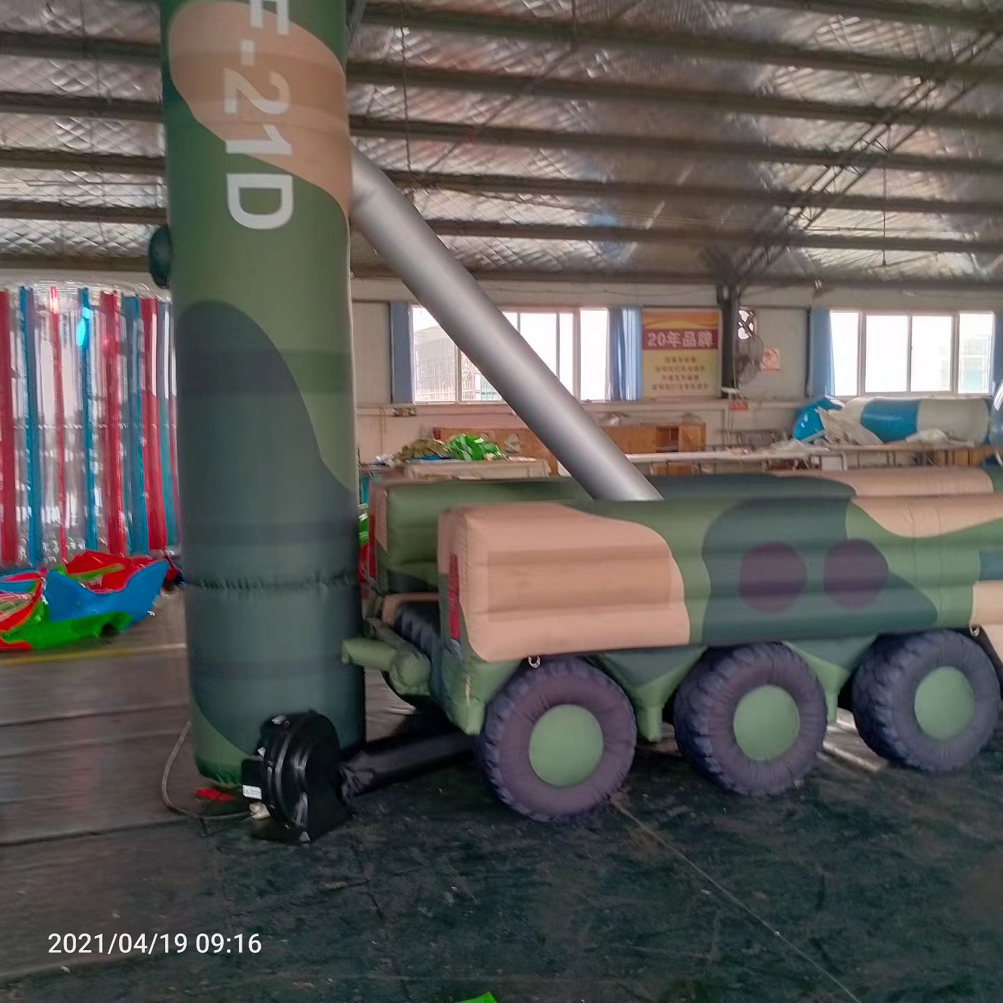 儋州军事演习中的充气目标车辆：模拟发射车雷达车坦克飞机